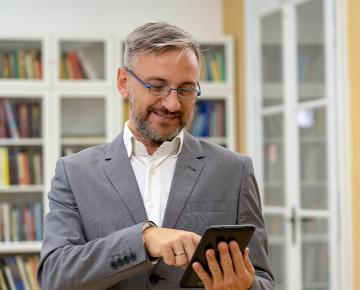 college faculty using ipad